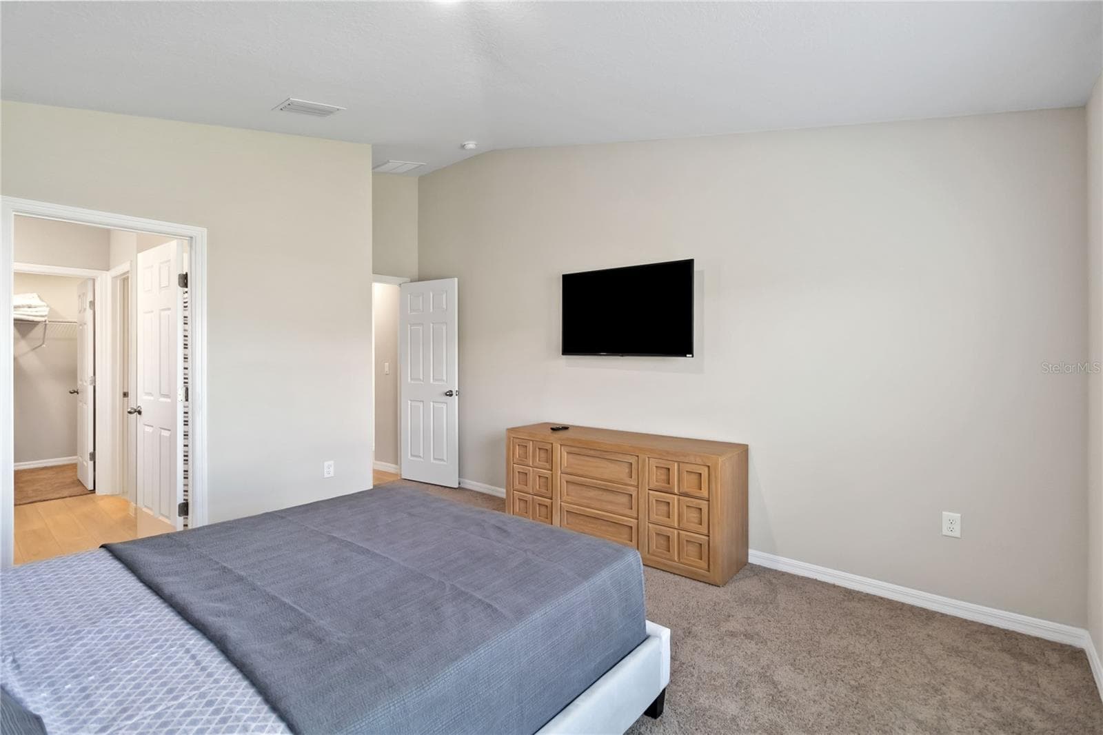 Primary bedroom - 2441 OAKWOOD LN, DAVENPORT