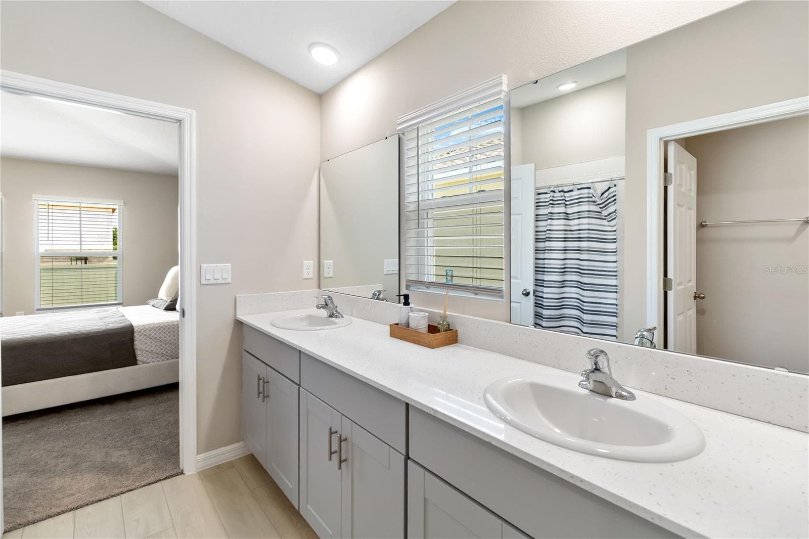 Primary bathroom - 2441 OAKWOOD LN, DAVENPORT
