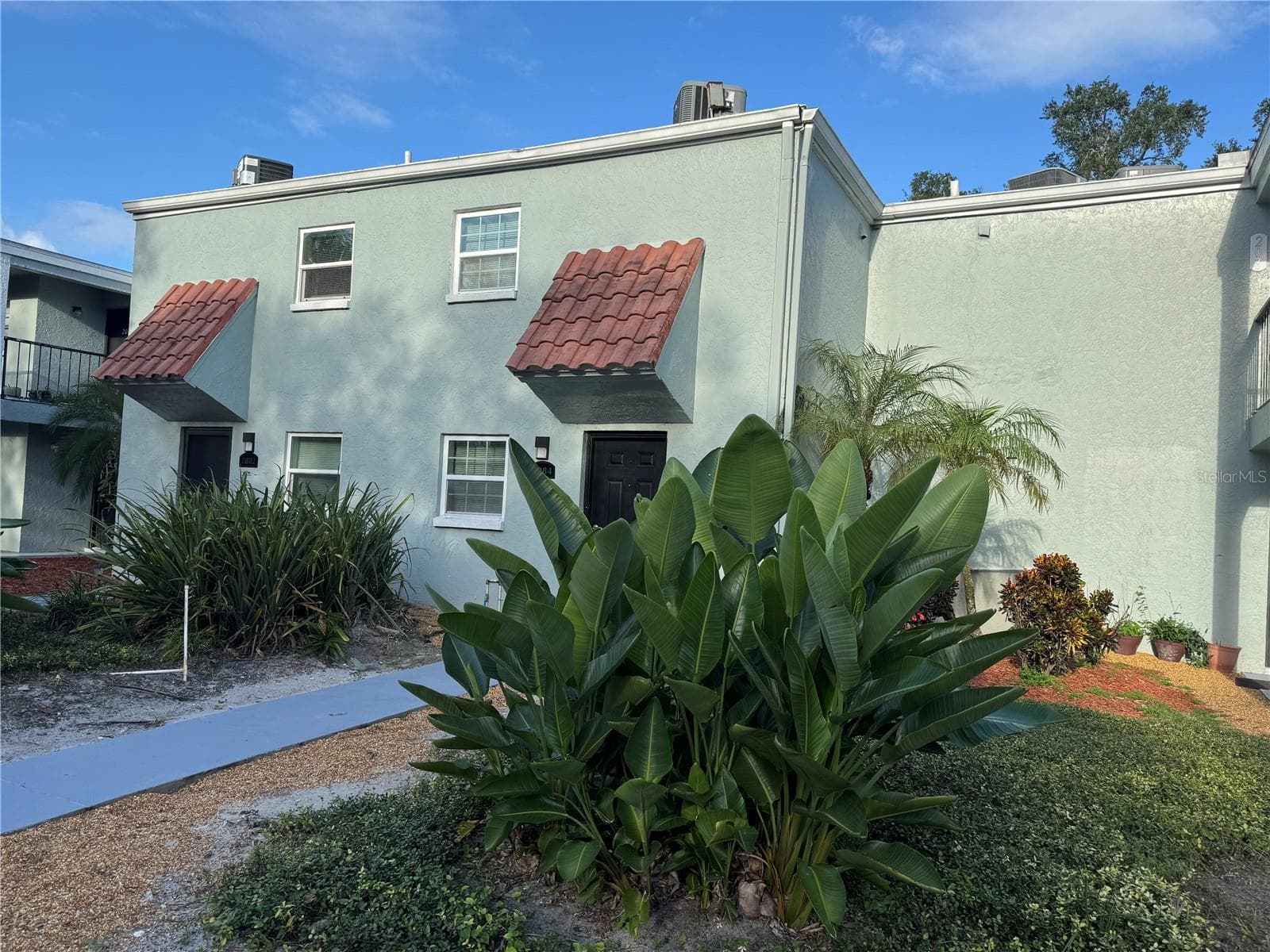 VIEW TO FRONT DOOR FROM PARKING AREA - 2884 SOMERSET PARK DR #2907, TAMPA