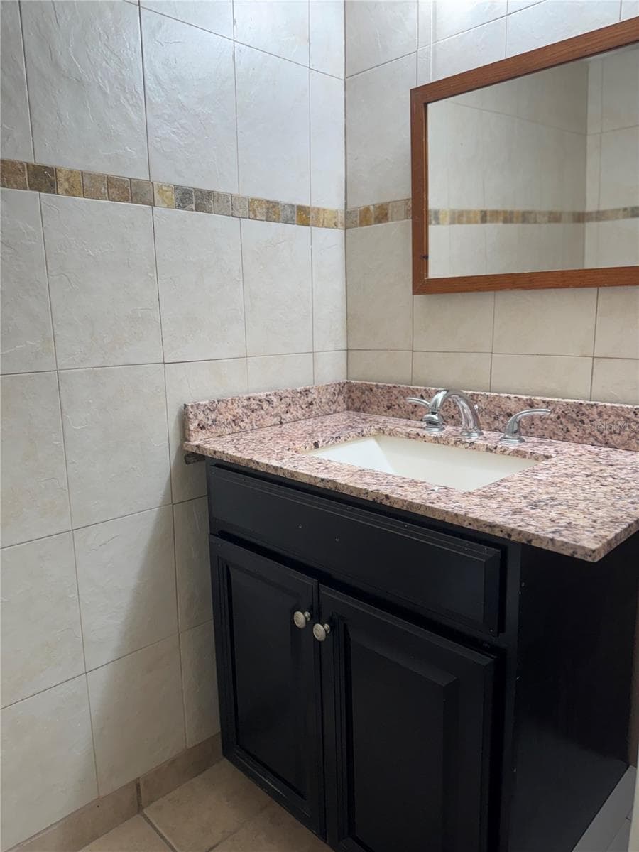 1ST FLOOR .5 BATH IN FOYER - 2884 SOMERSET PARK DR #2907, TAMPA