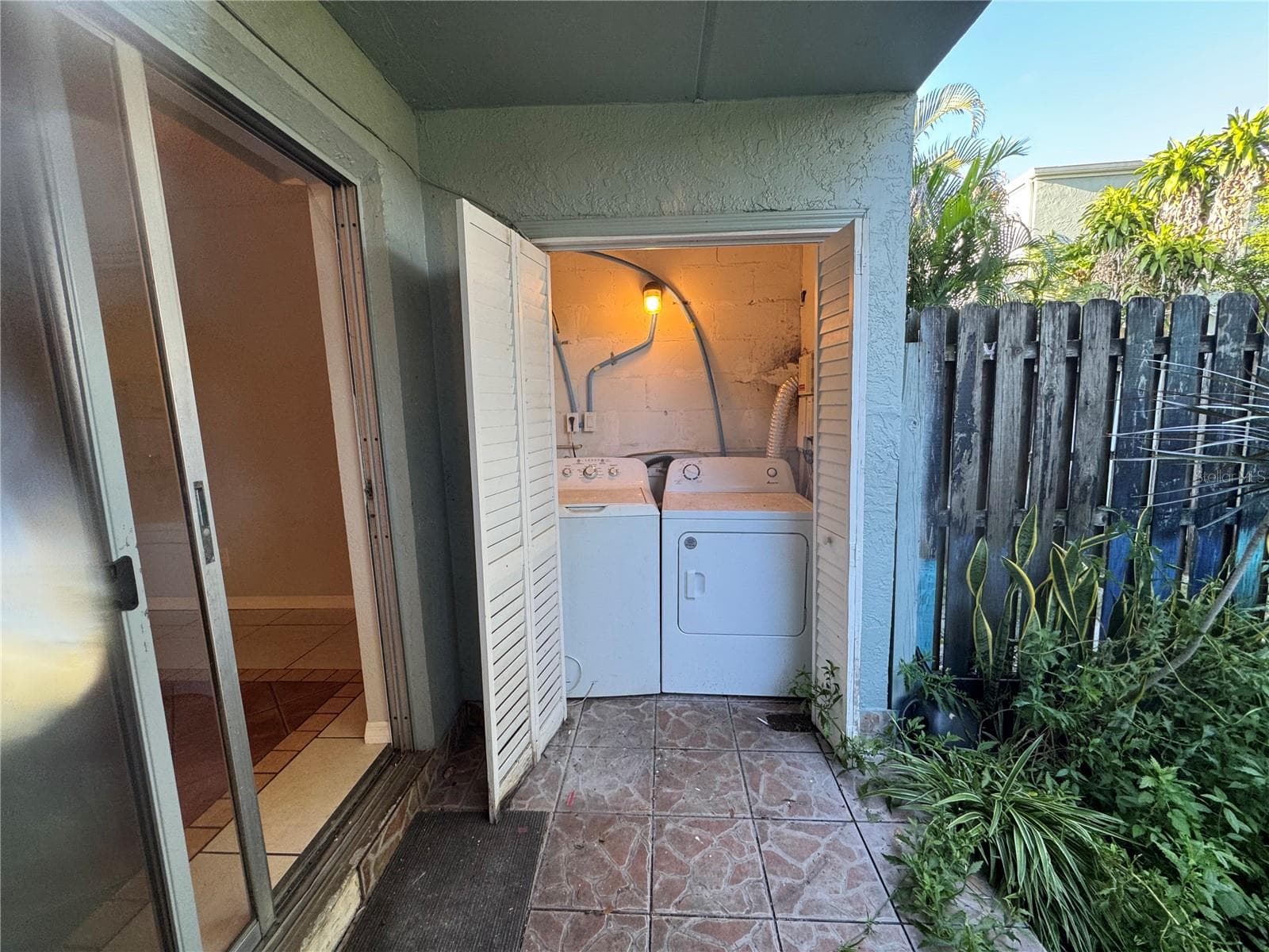 REAR PATIO & LAUNDRY CLOSET - 2884 SOMERSET PARK DR #2907, TAMPA