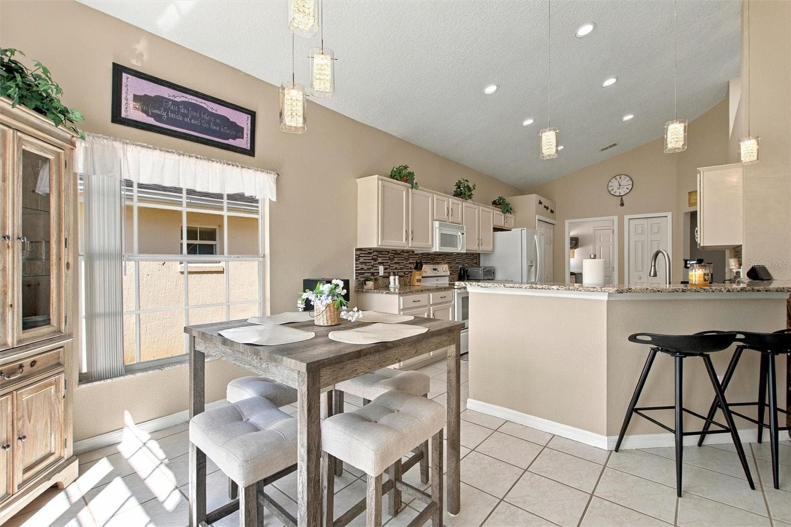 Eat-in kitchen & breakfast bar - 217 FLEMING LN, DAVENPORT