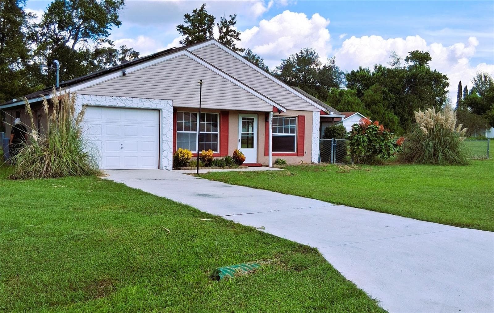 Front of house III and driveway - 21617 SW PEACH BLOSSOM ST, DUNNELLON