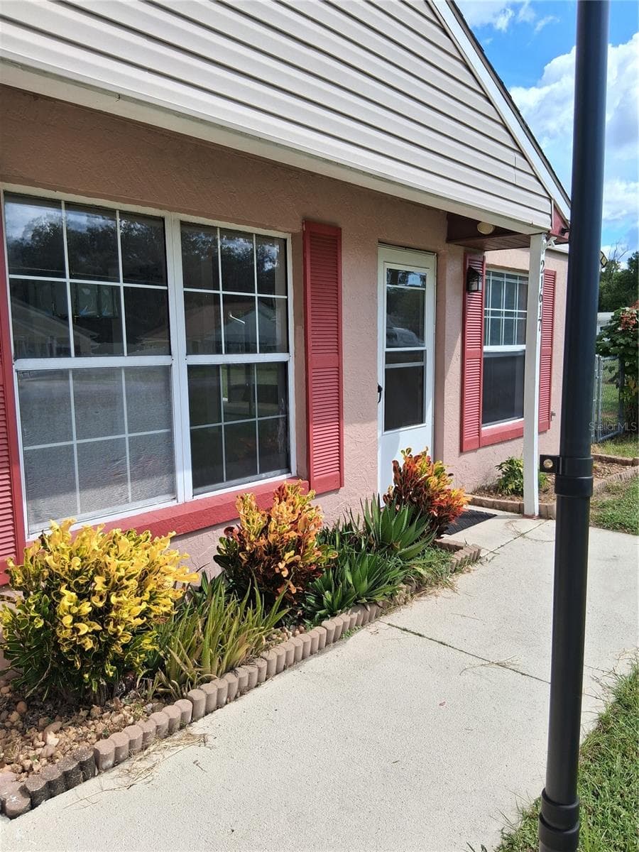 Front walkway and main enterance - 21617 SW PEACH BLOSSOM ST, DUNNELLON
