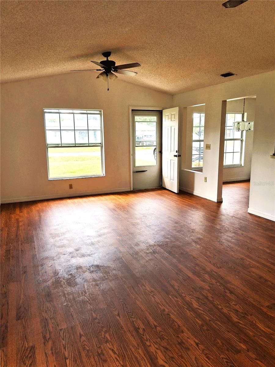 Living room looking toward enterance - 21617 SW PEACH BLOSSOM ST, DUNNELLON