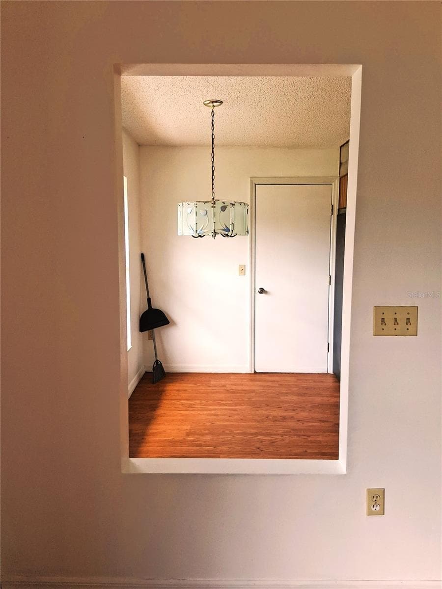Looking from Living room into dining area - 21617 SW PEACH BLOSSOM ST, DUNNELLON