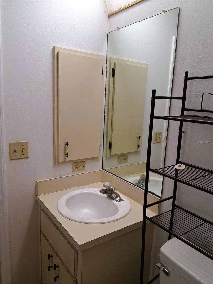 Primary Bathroom - 21617 SW PEACH BLOSSOM ST, DUNNELLON