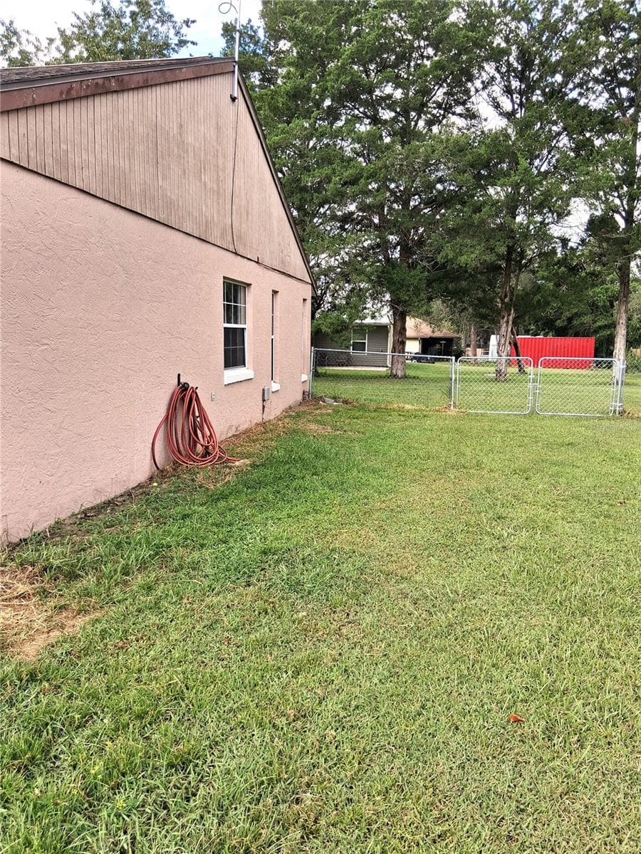 Back of house - 21617 SW PEACH BLOSSOM ST, DUNNELLON