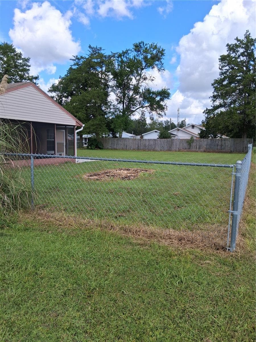 Large fenced in backyard - 21617 SW PEACH BLOSSOM ST, DUNNELLON
