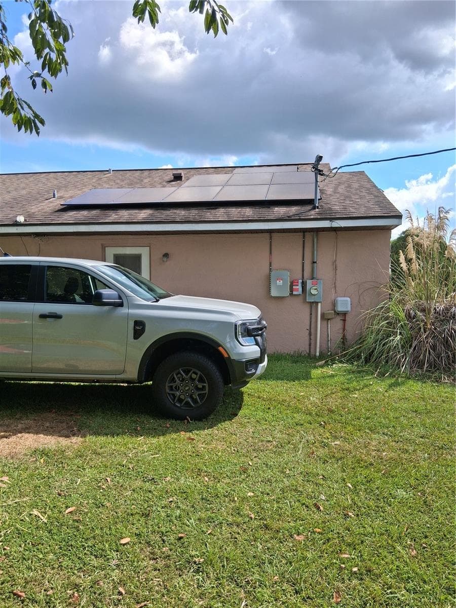West side solar panels and controls - 21617 SW PEACH BLOSSOM ST, DUNNELLON