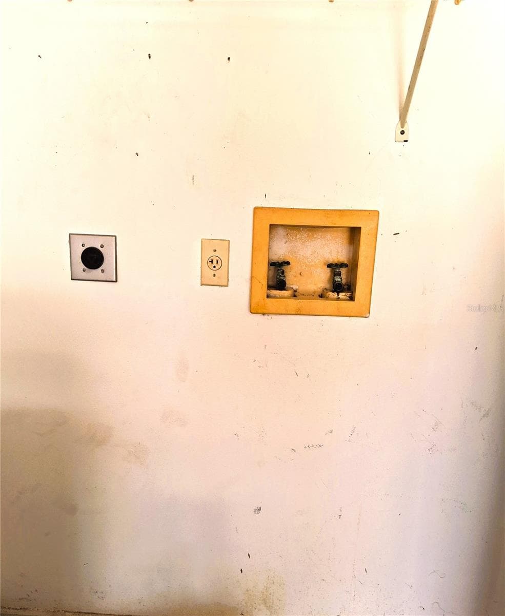 Laundry hookups in garage - 21617 SW PEACH BLOSSOM ST, DUNNELLON