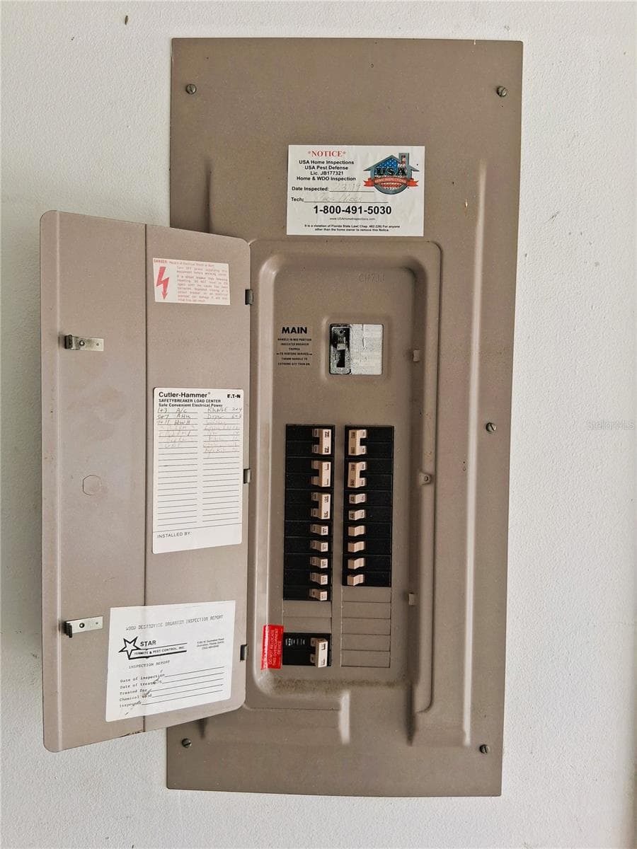 Cutler-Hammer Breaker Panel - 21617 SW PEACH BLOSSOM ST, DUNNELLON