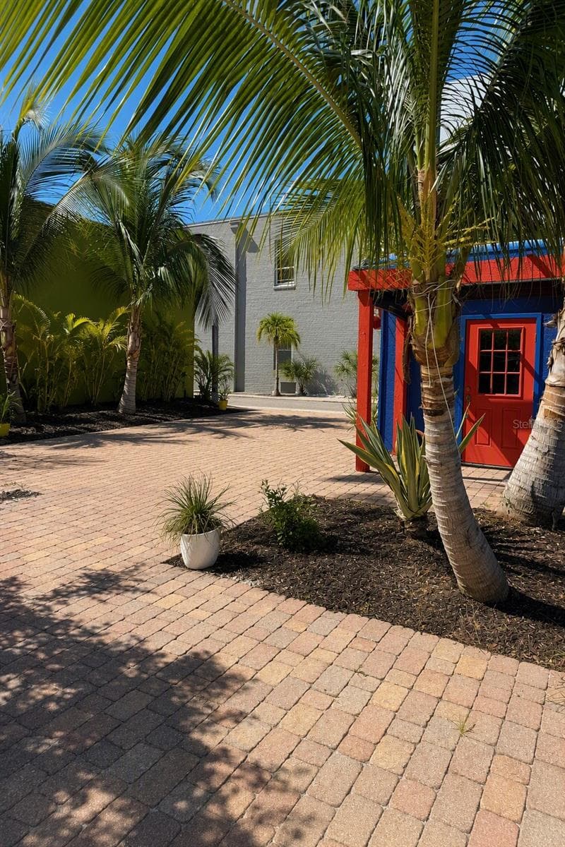 Single Family Residence at 401 BURNS CT, SARASOTA, photo 2 of 6