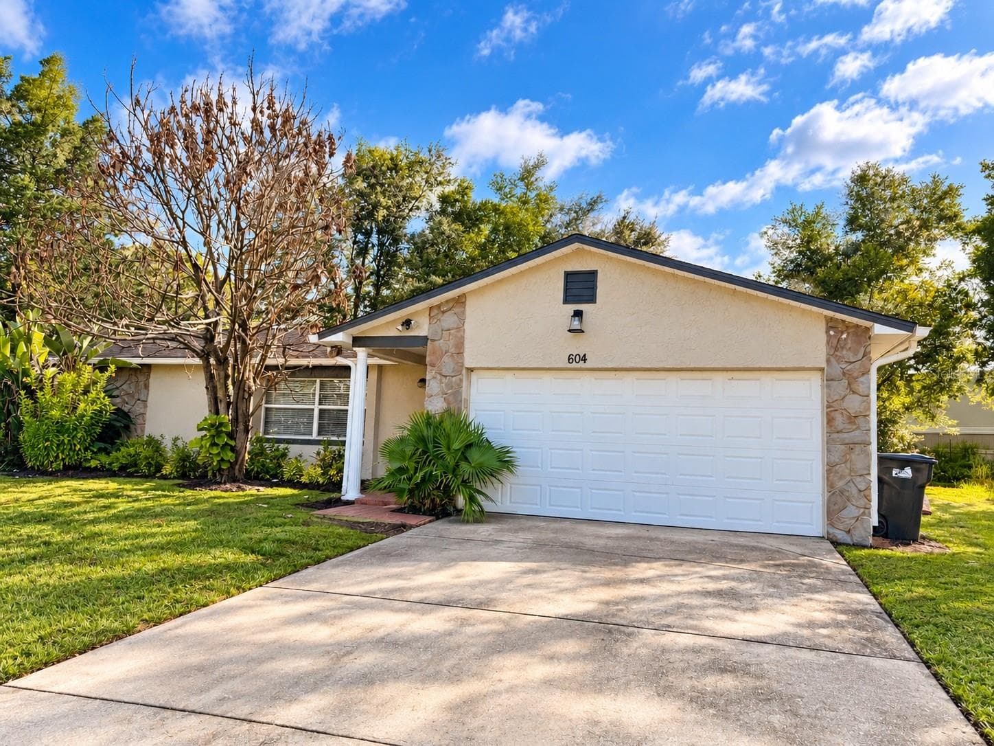 Single Family Residence at 604 RIVERWOODS CIR, ORLANDO, photo 2 of 21