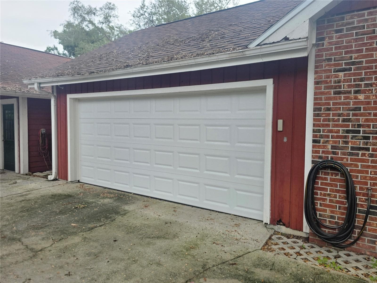Single Family Residence at 2219 SHADEHILL CT, TAMPA, photo 2 of 5