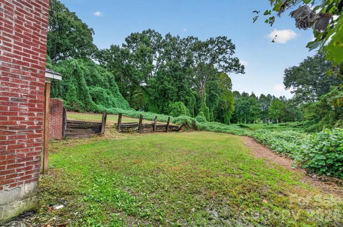 Right side yard space - 2048 Simmons Street, Gastonia