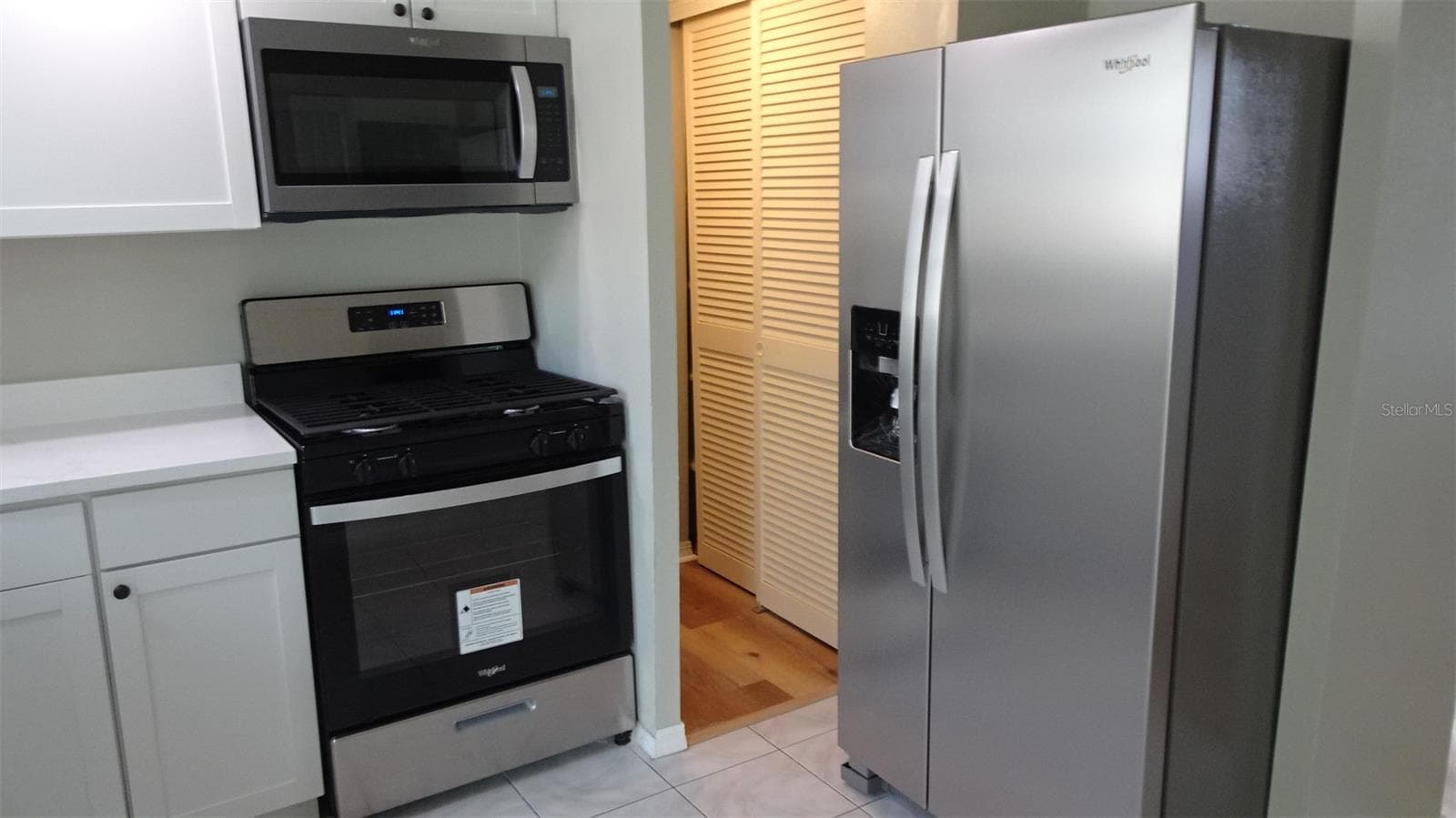 All matching Whirlpool appliances. - 7809 38TH TER N, ST PETERSBURG