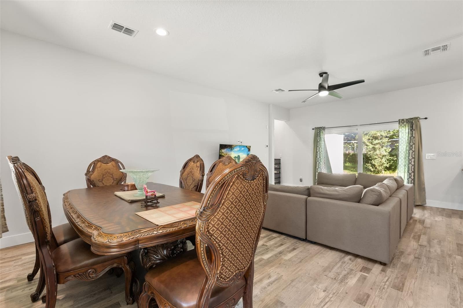 Living - 1365 2ND ST, ORANGE CITY