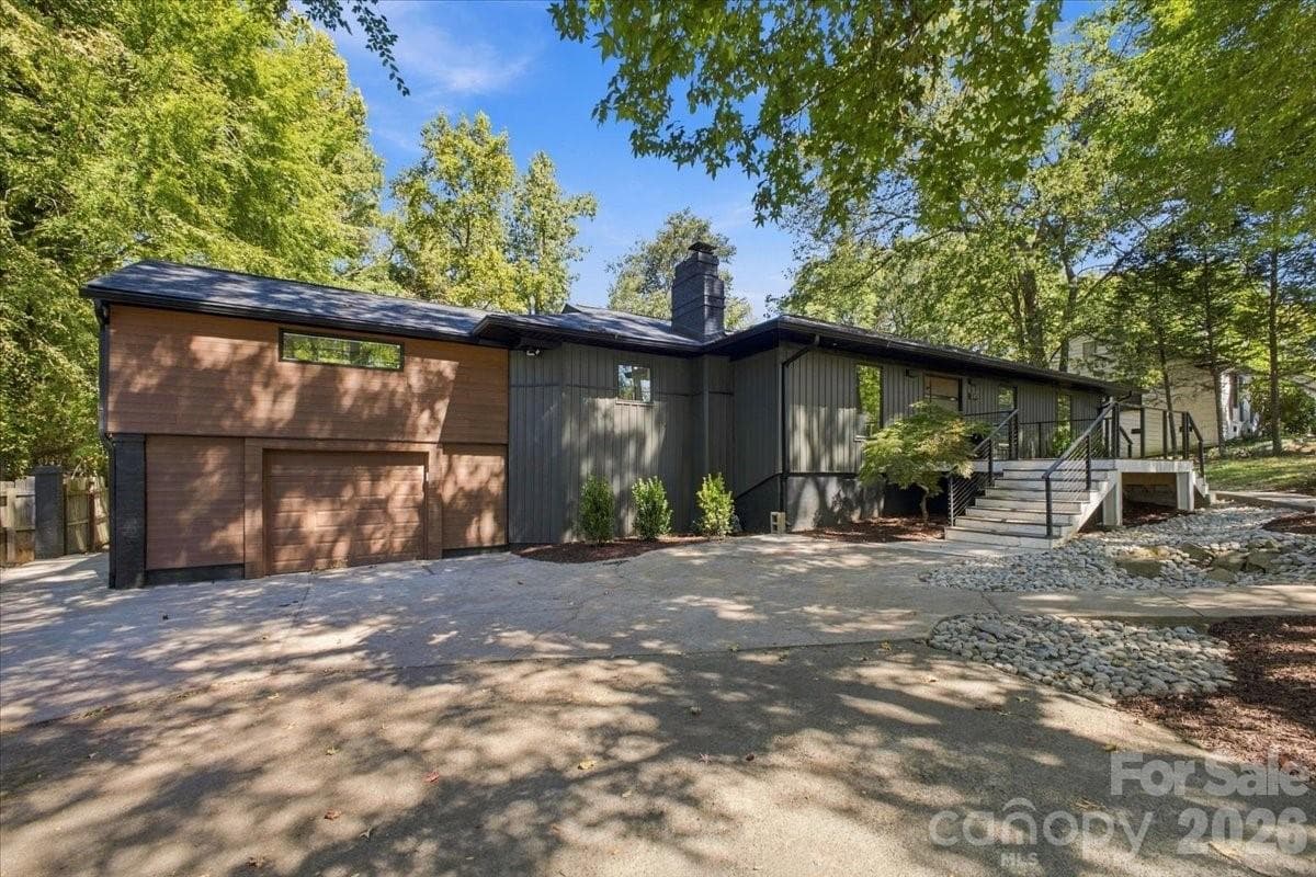 Single Family Residence at 3301 Archdale Drive, Charlotte, photo 2 of 37