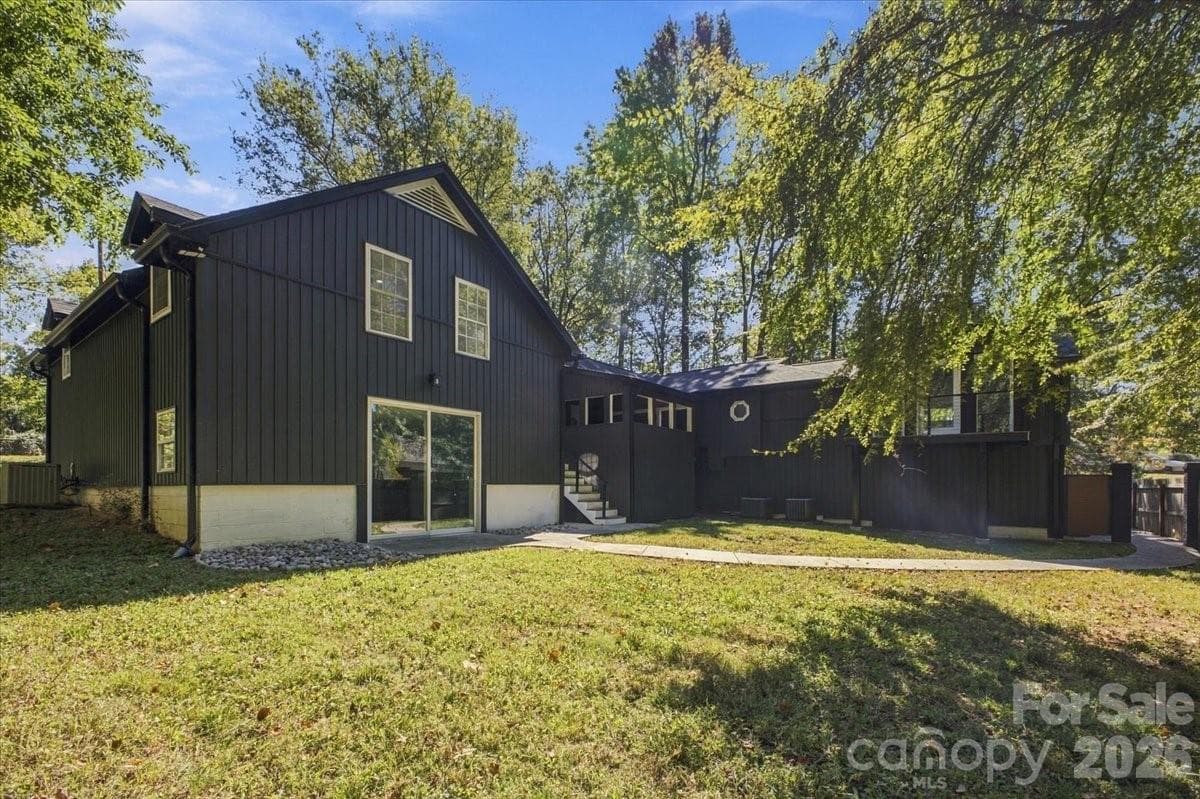 Expansive backyard - 3301 Archdale Drive, Charlotte