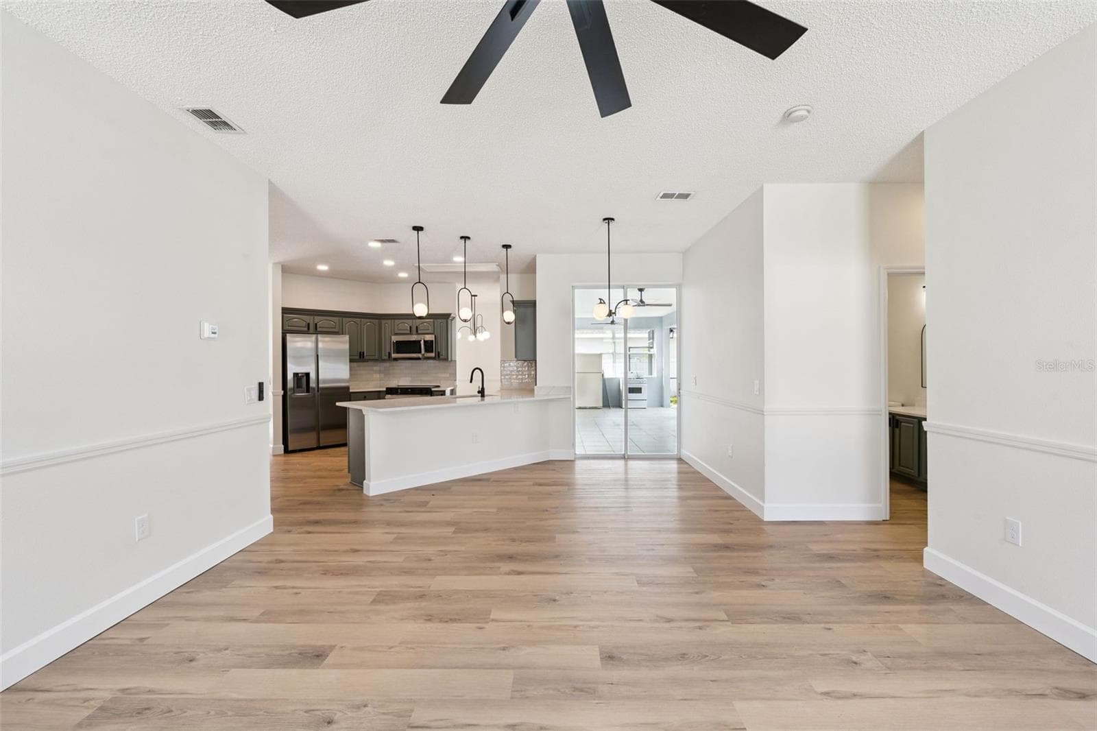 Single Family Residence at 406 BRIDGEWATER CT, KISSIMMEE, photo 11 of 36