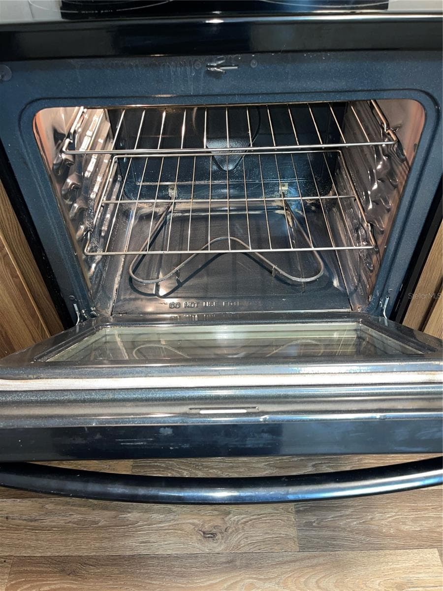 Stove interior - 7231 NW 28TH LN, CHIEFLAND