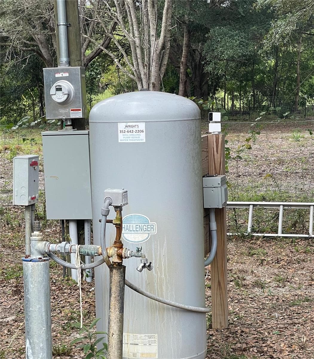 Well pump tank - 7231 NW 28TH LN, CHIEFLAND