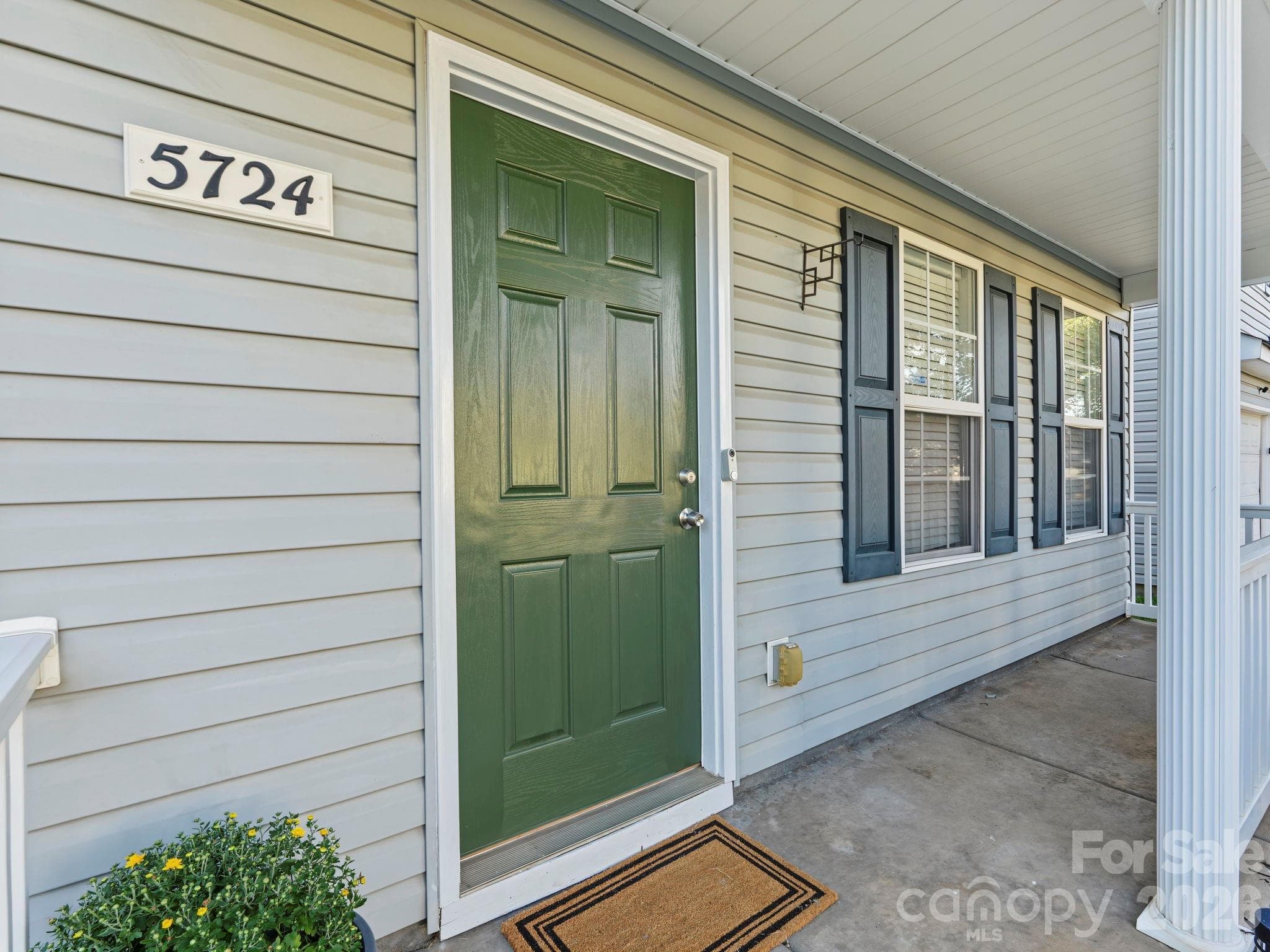 Single Family Residence at 5724 Henderson Oaks Drive, Charlotte, photo 2 of 37