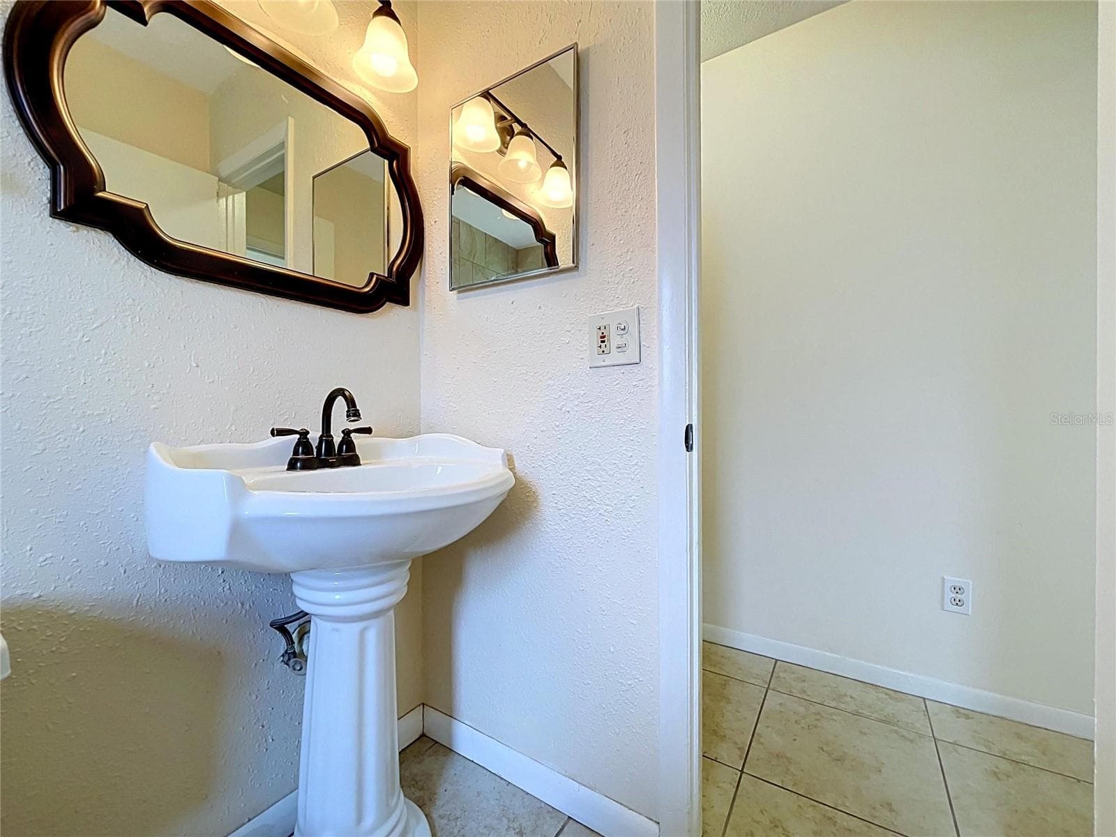 Hall Bath Vanity - 903 TANGELO PLACE PL, BRANDON