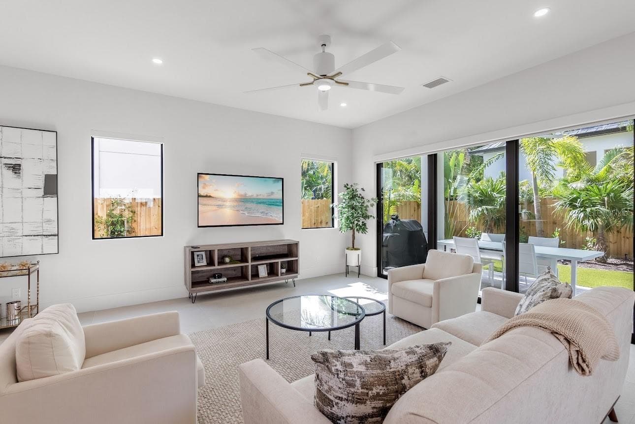 Living Room - 2425 TEMPLE ST, SARASOTA