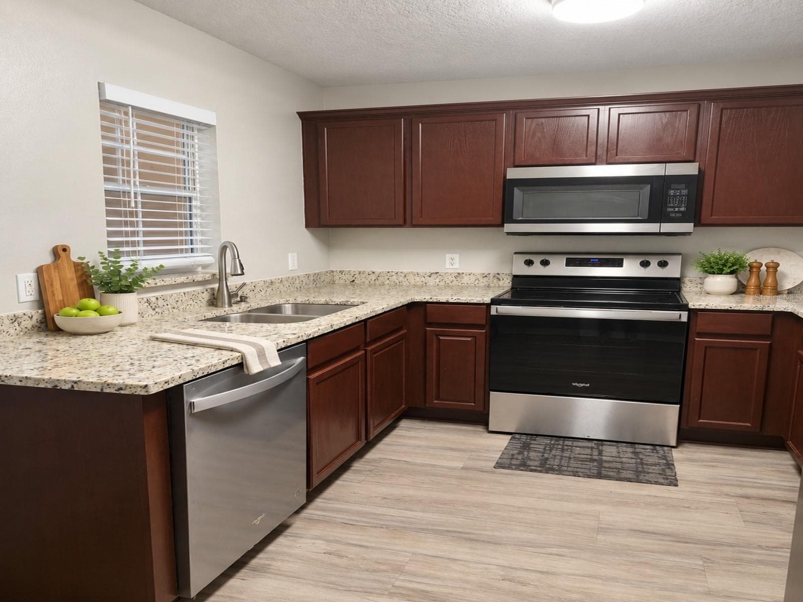 Virtually Staged - Kitchen - 239 CASTLEKEEPER PL, VALRICO