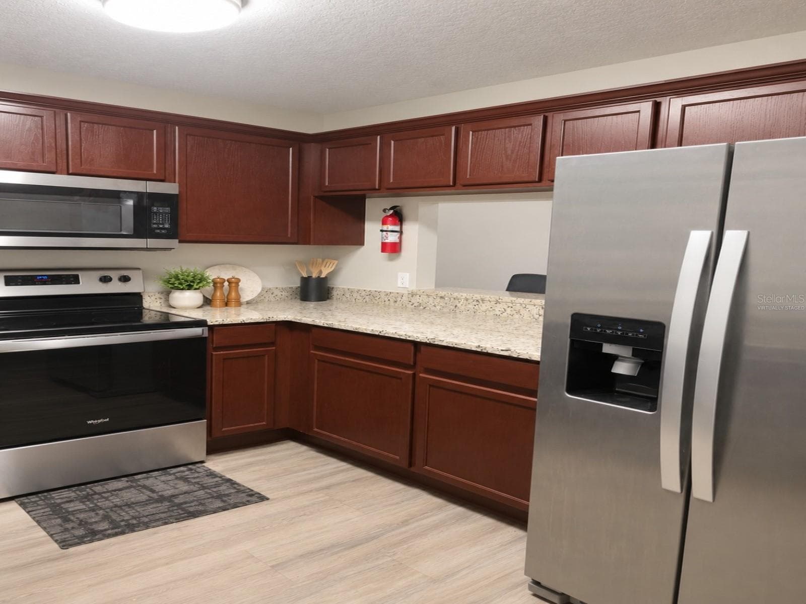 Virtually Staged - Kitchen - 239 CASTLEKEEPER PL, VALRICO