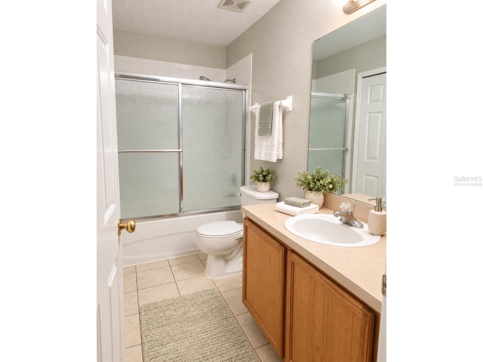 Virtually Staged - 2nd Bathroom - 239 CASTLEKEEPER PL, VALRICO
