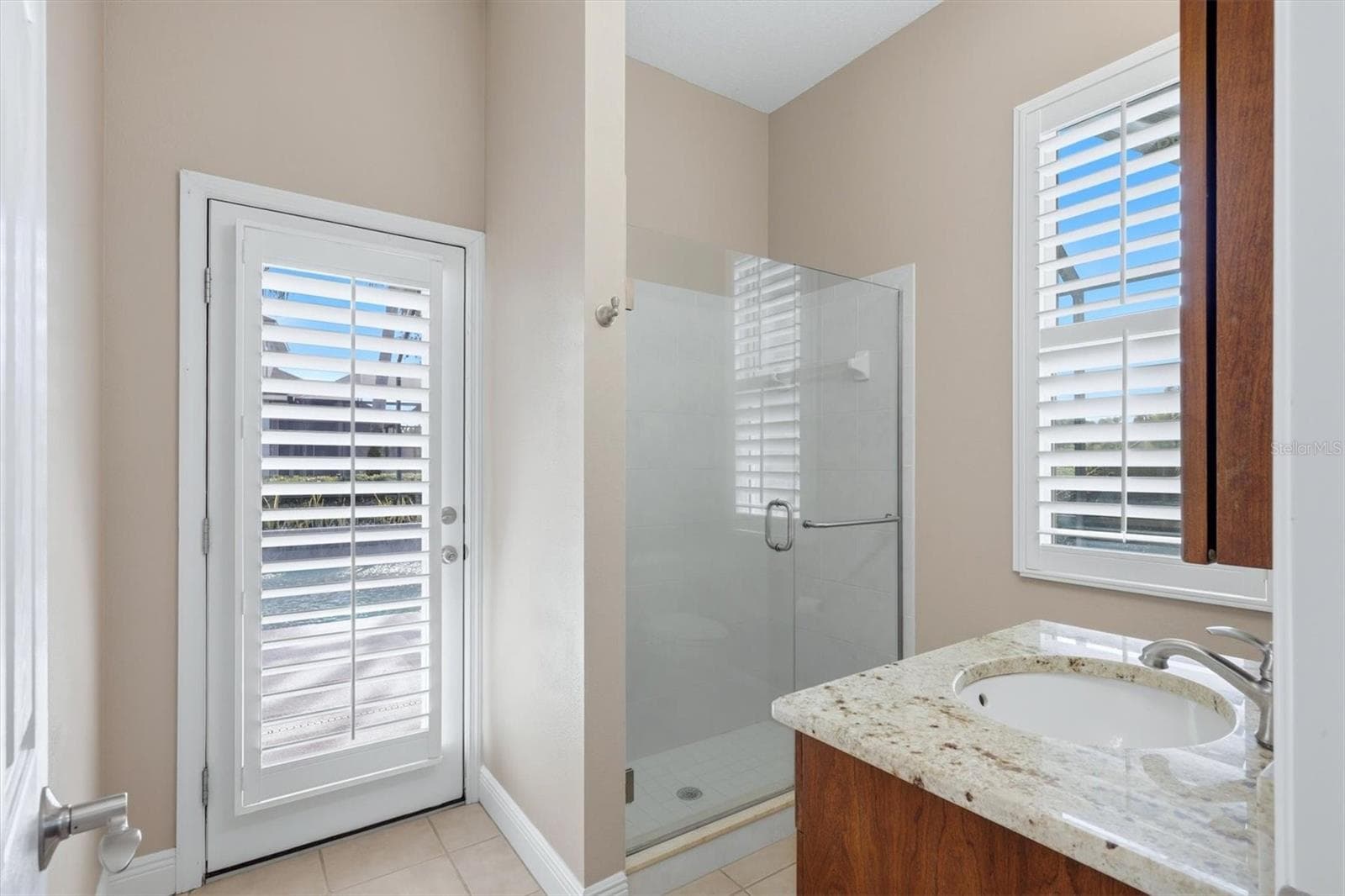 Full Pool Bathroom - 13802 NIGHTHAWK TER, LAKEWOOD RANCH