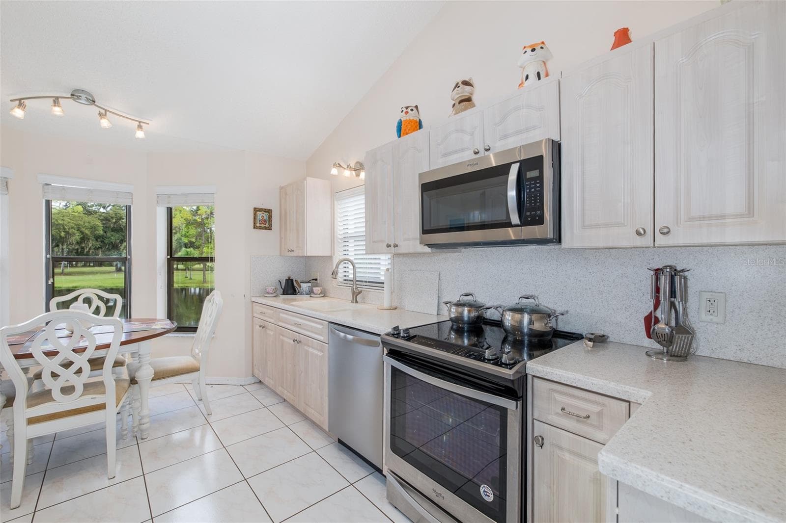STAINLESS STEEL APPLIANCES - 3637 DOWNFIELD PL, NEW PORT RICHEY