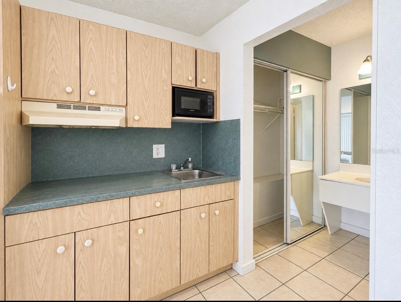 Condo - Hotel at 43420 HIGHWAY 27 #259, DAVENPORT, photo 6 of 9