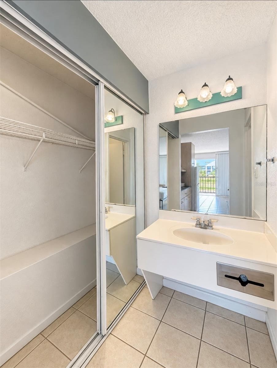 Bathroom vanity - 43420 HIGHWAY 27 #259, DAVENPORT