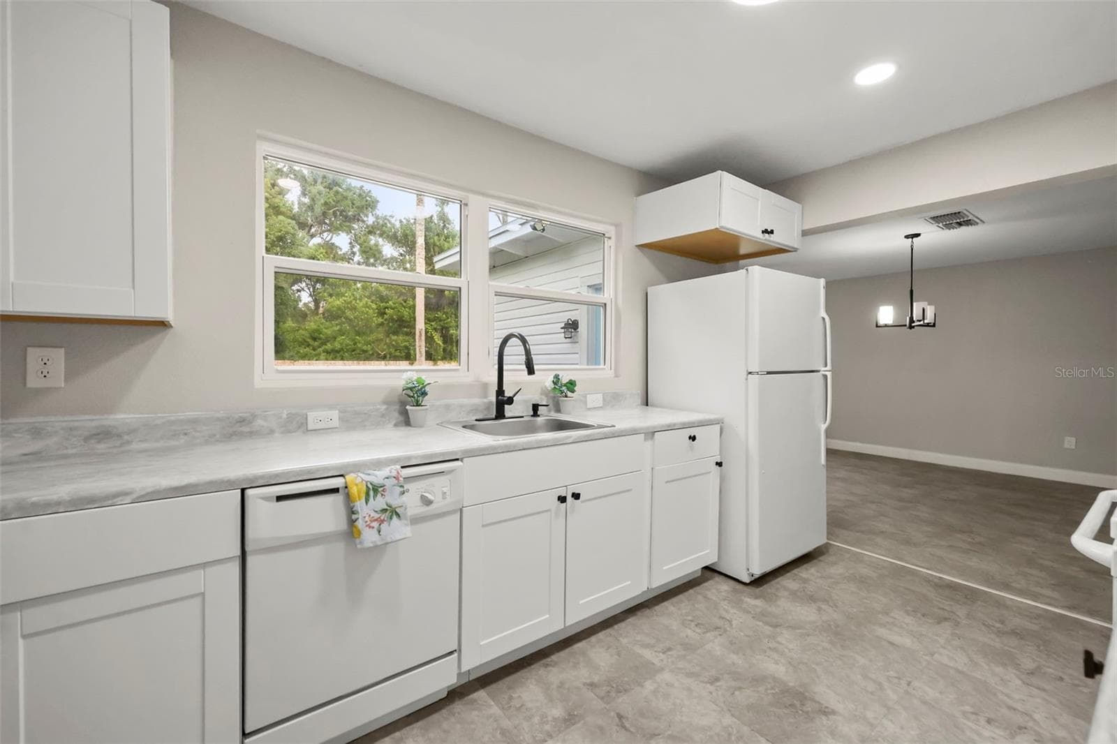 Kitchen overlooking the fully fenced backyard - 2410 ORANGE AVE, SANFORD