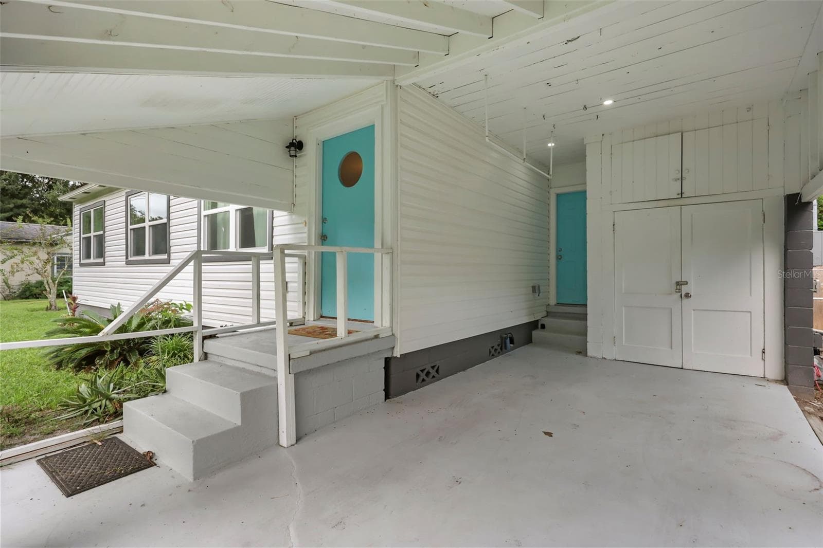 Two entry points from the front of the house. - 2410 ORANGE AVE, SANFORD