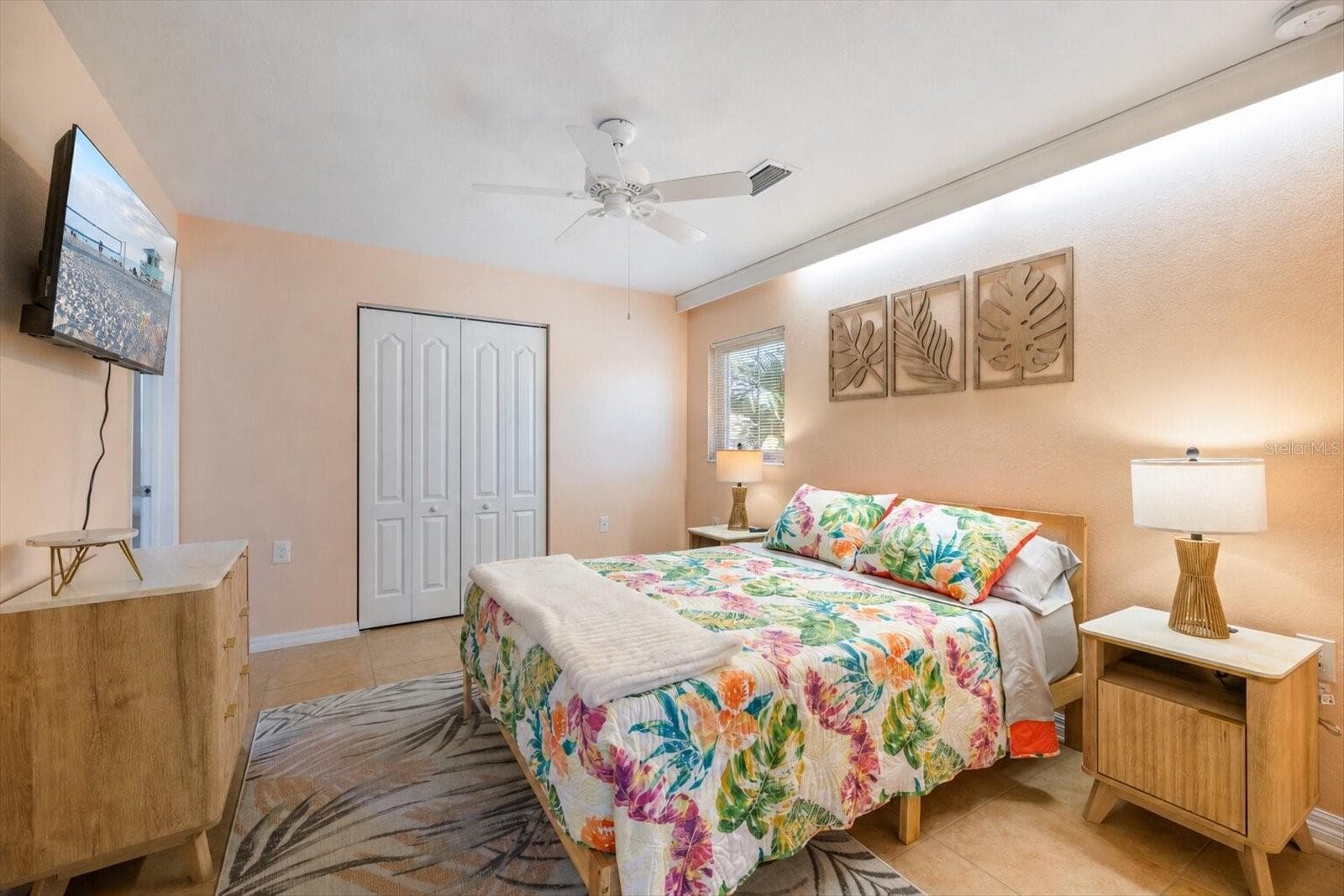 PRIMARY BEDROOM WITH EN SUITE SHOWER BATH - 842 GUILD DR, VENICE