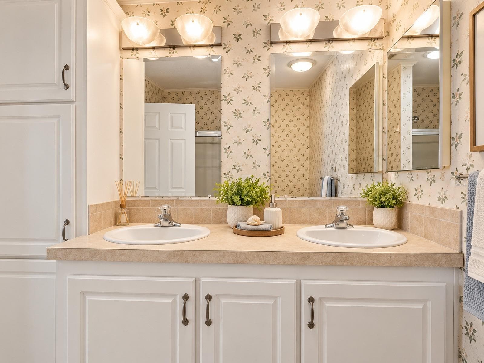 Virtually staged for visualization purposes - Primary Bathroom! - 59 BEAVERKILL DR, LAKE WALES