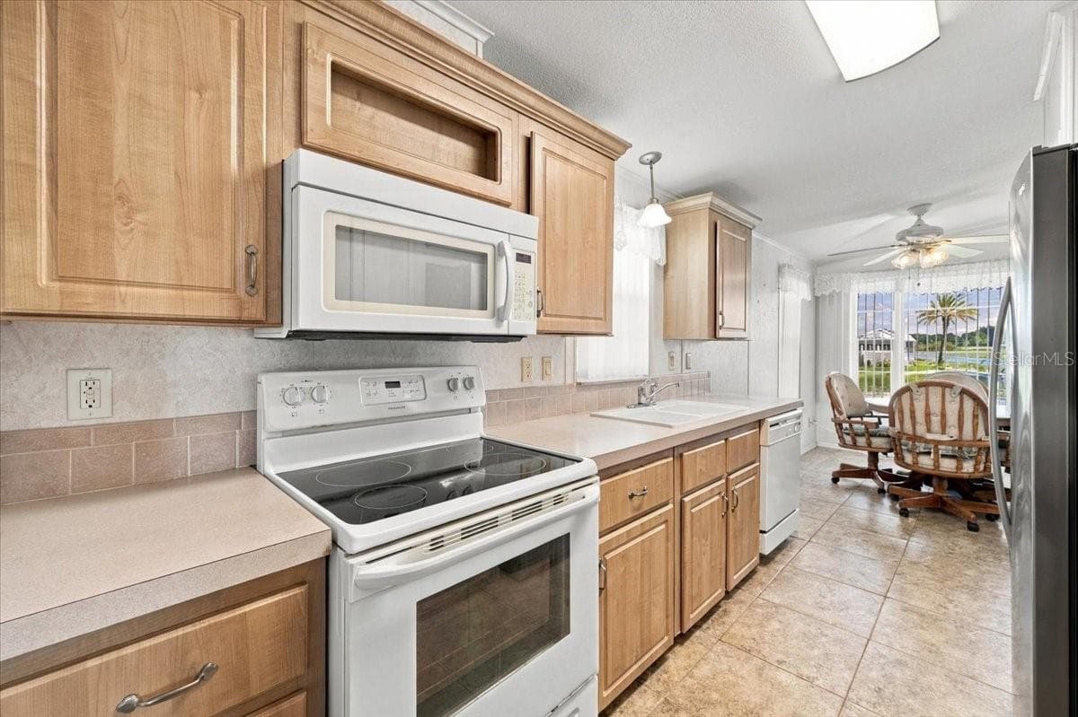 Manufactured Home at 59 BEAVERKILL DR, LAKE WALES, photo 17 of 56