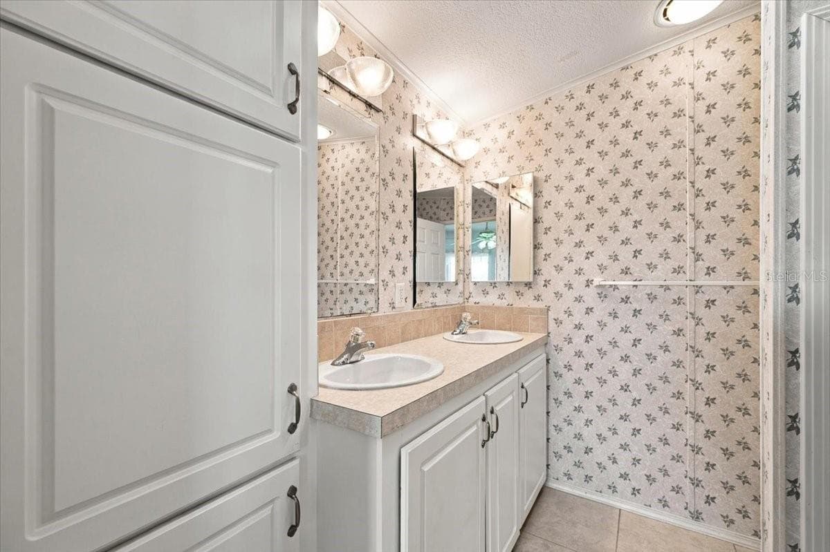 Manufactured Home at 59 BEAVERKILL DR, LAKE WALES, photo 27 of 56
