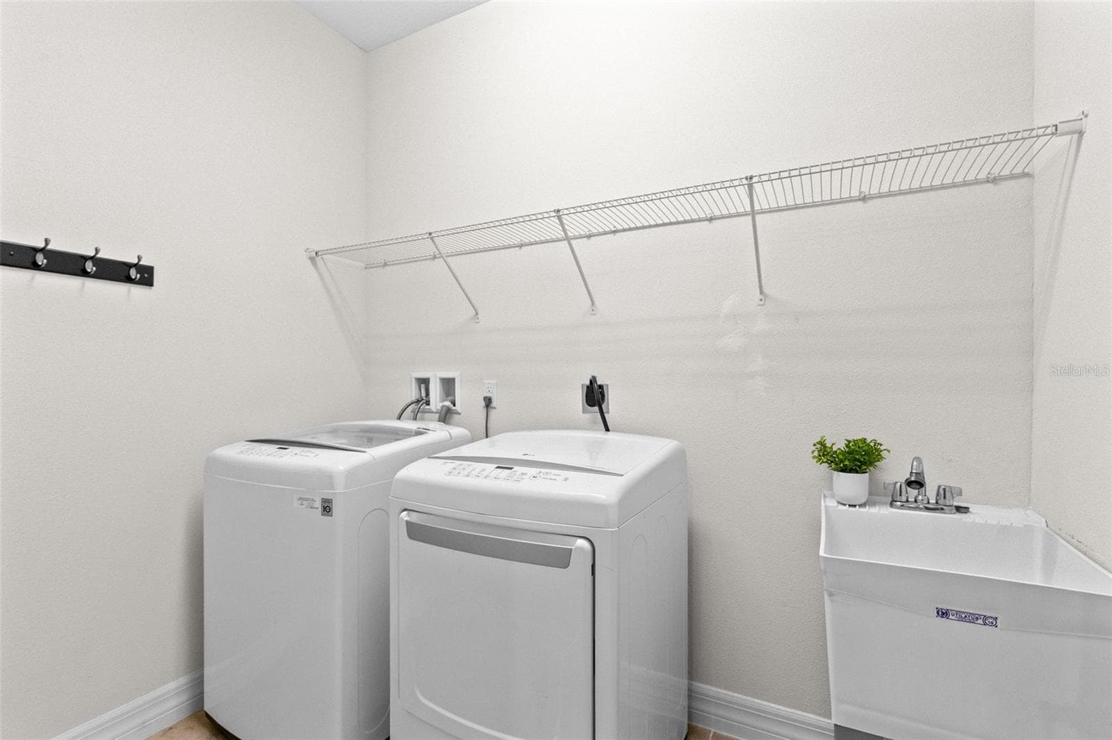 Interior Laundry Room with Sink - 1196 PATTERSON TER, LAKE MARY