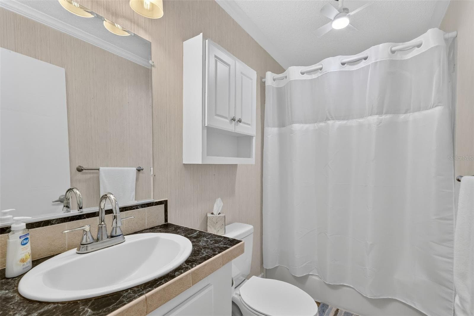 Guest Bath - 16788 SE 69TH LN, OCKLAWAHA