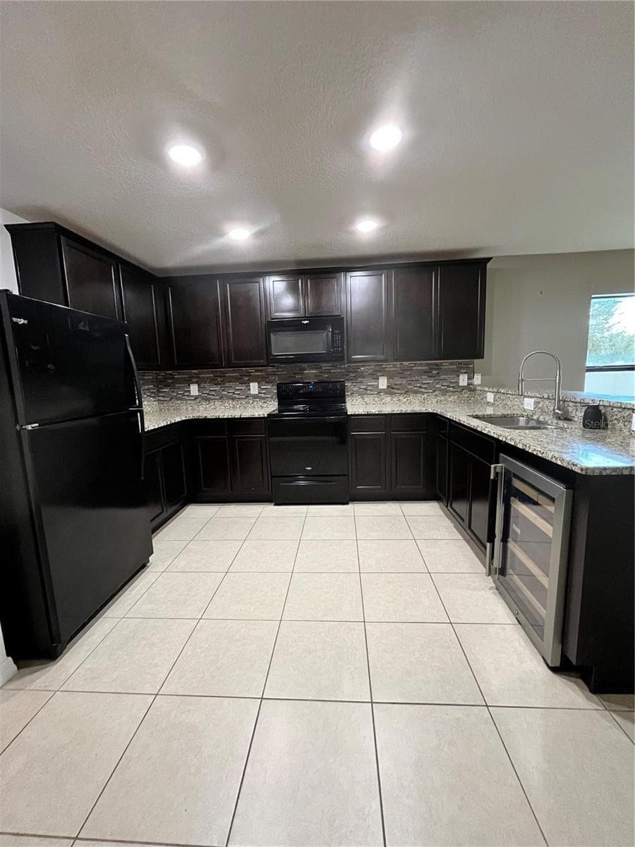 KITCHEN - 2121 HIBISCUS PL, POINCIANA