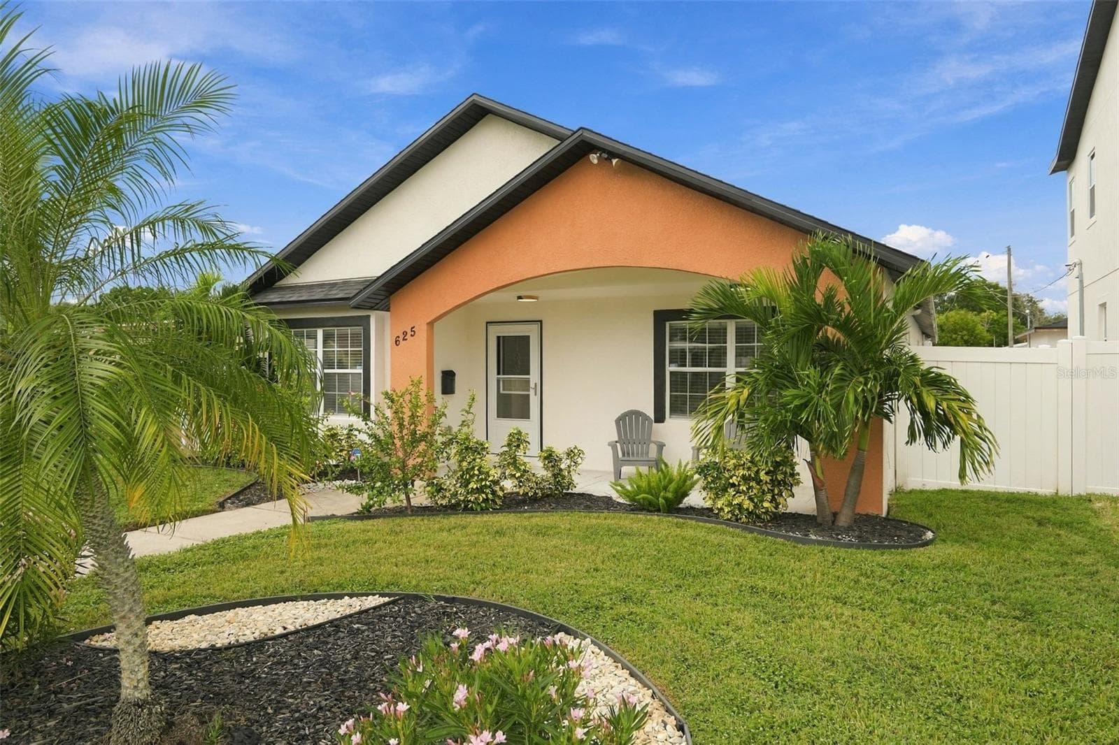 Expertly landscaped. - 625 FOLSOM ST S, ST PETERSBURG