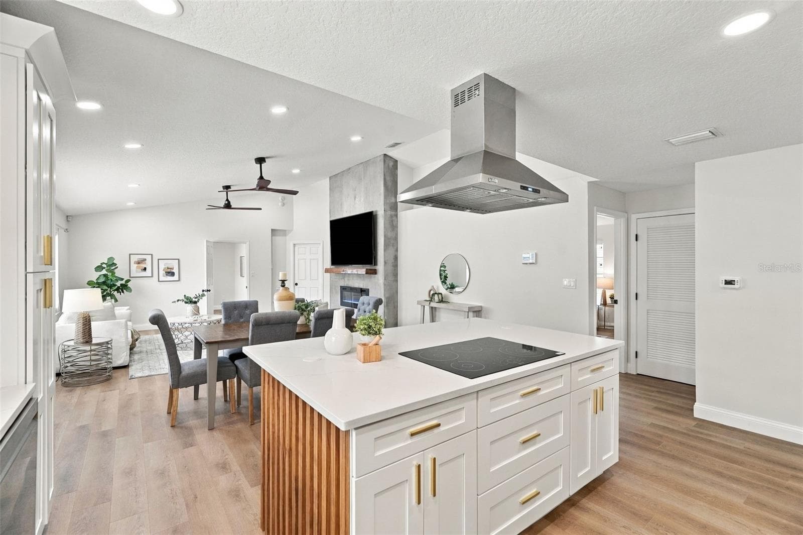Vaulted ceilings and an open floor plan create an impressive sense of space. - 625 FOLSOM ST S, ST PETERSBURG