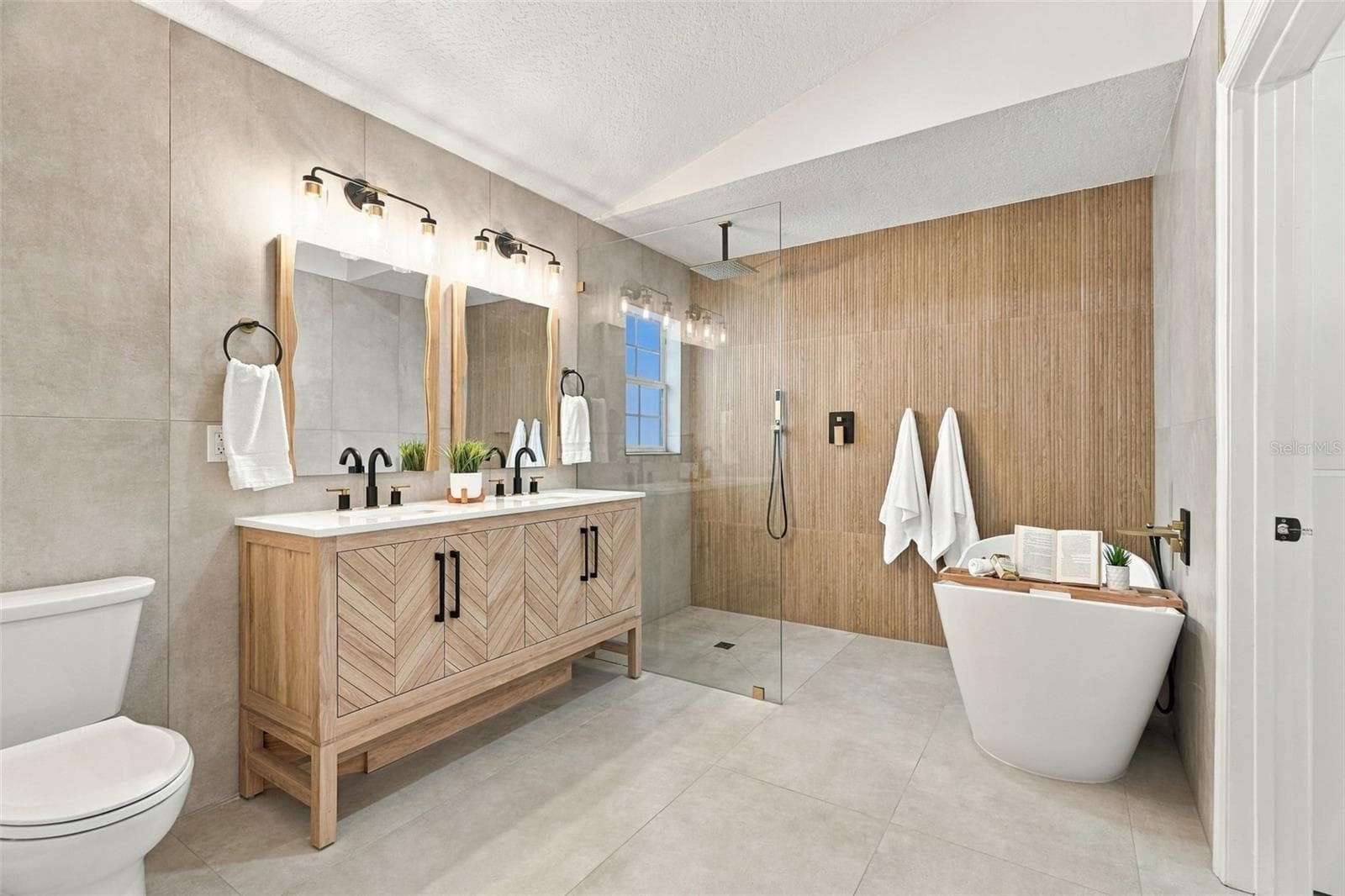 The ensuite bath brings a spa-like quality. - 625 FOLSOM ST S, ST PETERSBURG