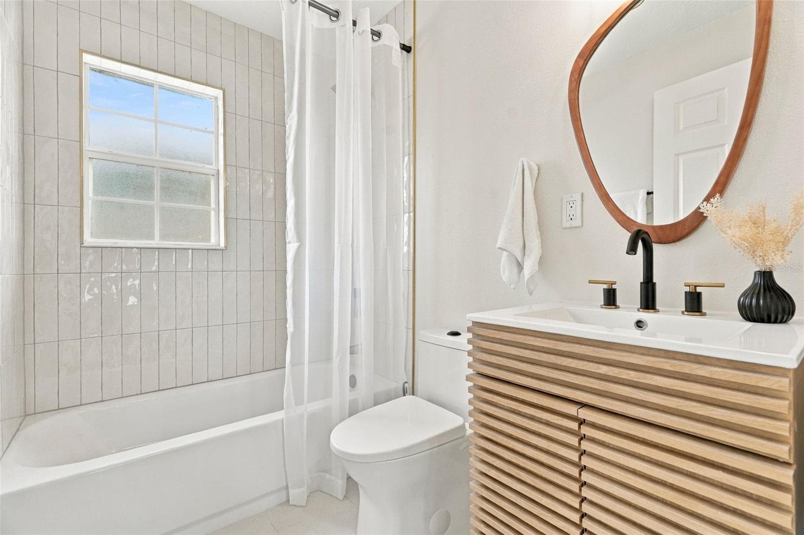 Main bathroom. - 625 FOLSOM ST S, ST PETERSBURG